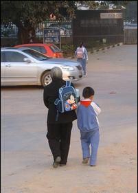 不抛弃、不放弃，奶奶做了孙子的“同班同学”